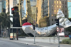 Imagem referente à matéria: Baleia de gorro: a história da obra na Faria Lima que virou meme de Natal
