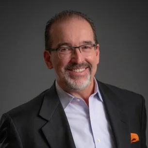 De frentista a CEO bilionário: o conselho de carreira que ele quer ensinar à geração Z