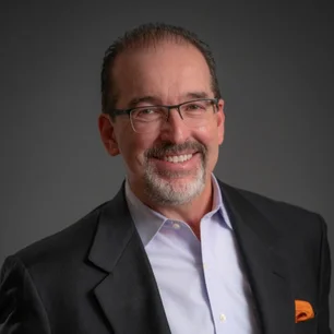 Imagem referente à matéria: De frentista a CEO bilionário: o conselho de carreira que ele quer ensinar à geração Z