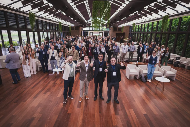 Leandro Angelo, VP Latam CI&T, Vinicius Martinelli, VP Latam CI&T, Hugo Tadeu, diretor do Núcleo de Inovação, IA e Tecnologias Digitais da Fundação Dom Cabral e Cesar Gon  (CI&T/Divulgação)