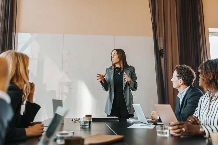 Lideranças terão de entender como navegar a instabilidade geopolítica que afeta o mercado de trabalho (Maskot/Getty Images)