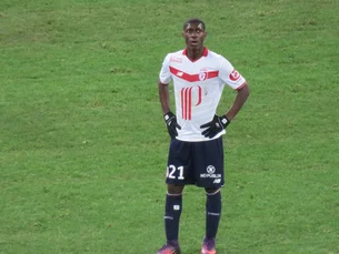 Meia do Tottenham perde mais de R$ 5,6 mi em fraude bancária