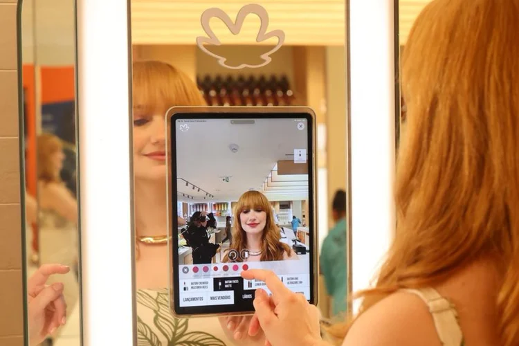 Flagship da Natura no Morumbi Shopping, em SP: espelho inteligente faz análise da pele e recomendação de makes e produtos. (Marcos Suguio/Divulgação)