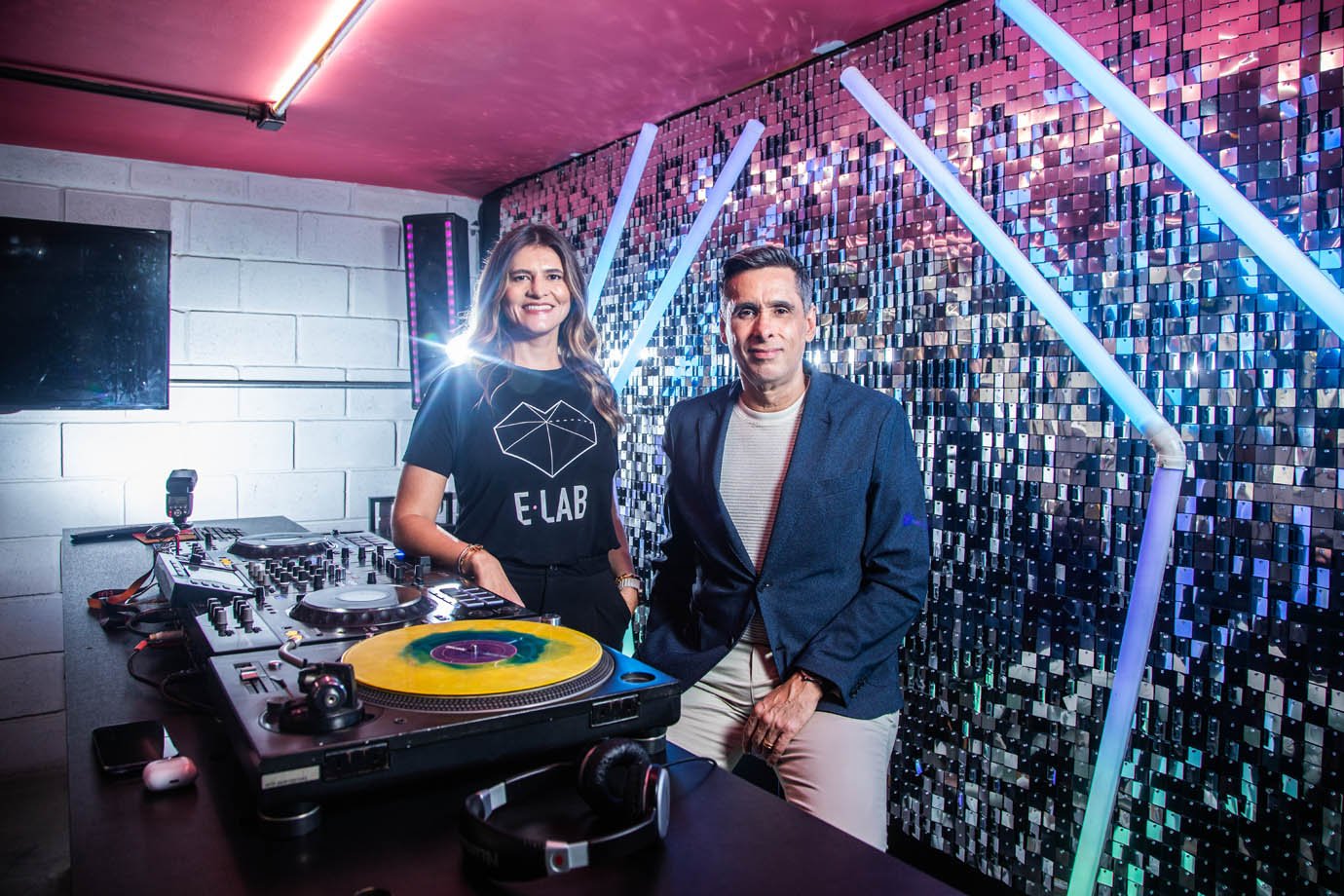 Negócio ou caridade? O plano de Flávio Augusto para salvar uma escola de DJs