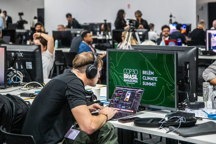 Jornalistas na COP30: iniciativa global apoiará imprensa e poderá conter publicidade enganosa (Leandro Fonseca /Exame)
