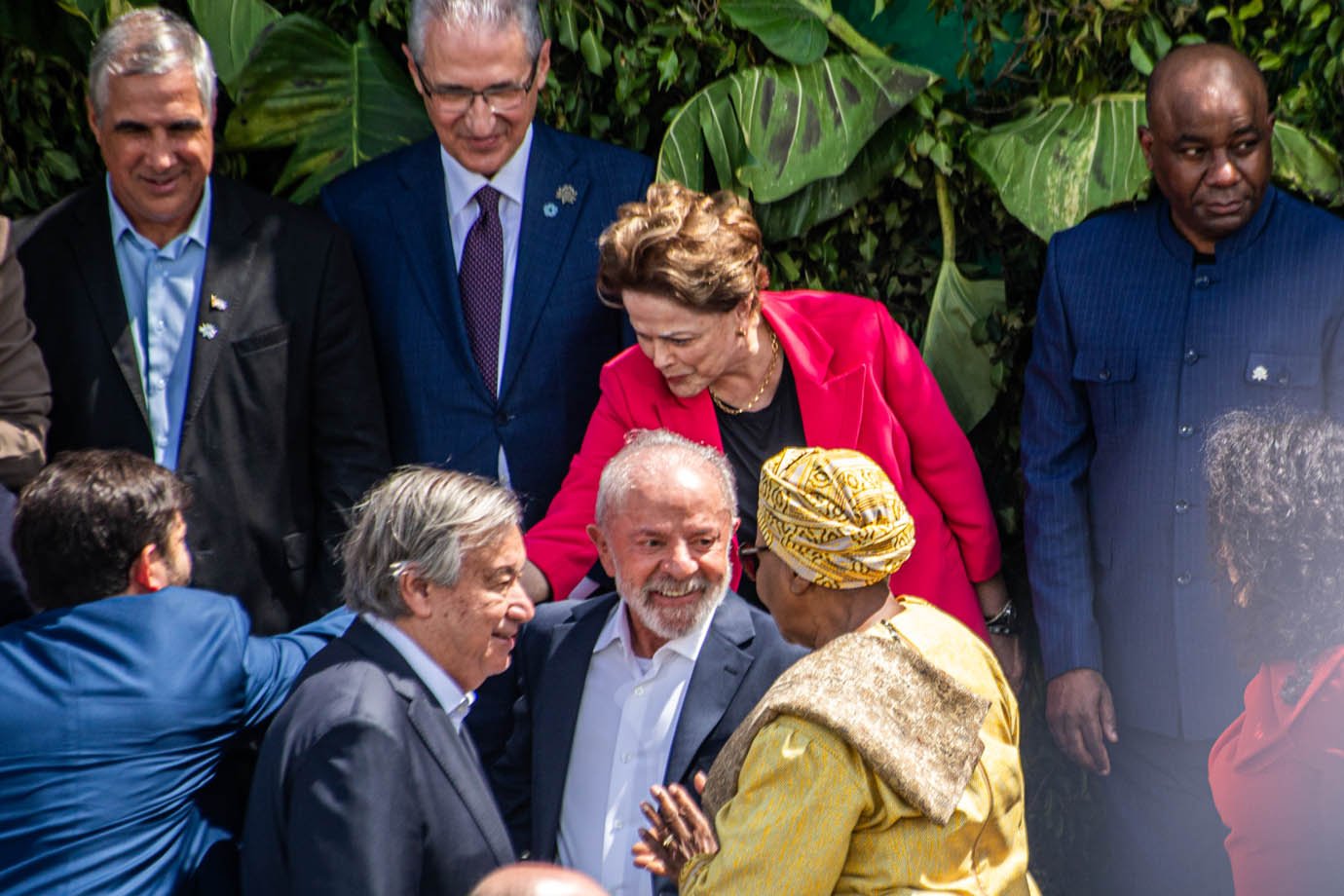 Presidente Lula cumprimenta autoridades estrangeiras durante foto de família da COP30, em Belém
