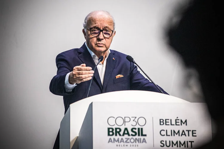 Laurent Fabius, diplomata que presidiu a COP21, onde o Acordo de Paris foi firmado, em entrevista na COP30 (Leandro Fonseca /Exame)