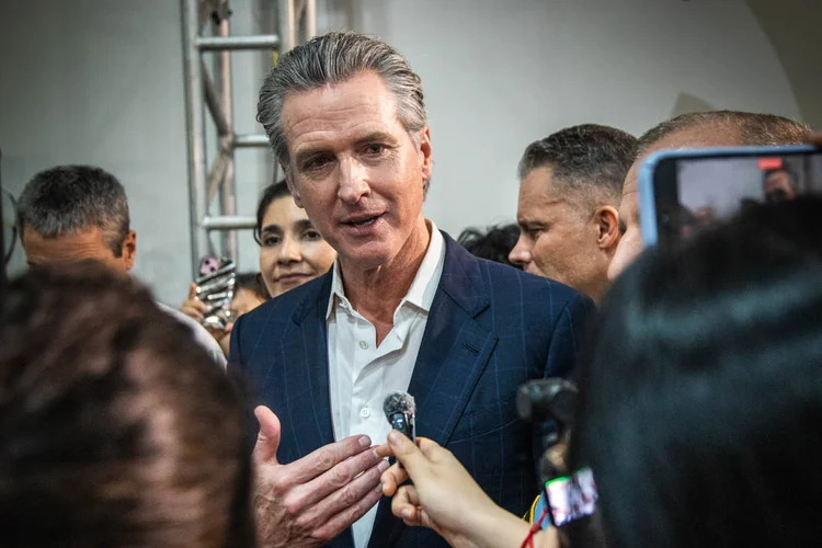 Gavin Newsom, governador da Califórnia, em corredor da COP30, em Belém (Leandro Fonseca /Exame)