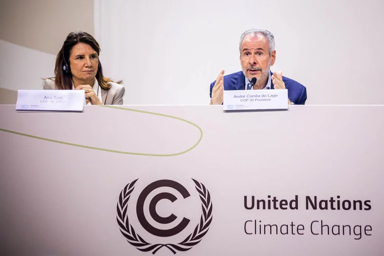 Ana Toni e André Corrêa do Lago em coletiva para imprensa na COP30: impasse nos indicadores de adaptação frustra estratégia brasileira, mas faz parte do processo, dizem especialistas. (Leandro Fonseca /Exame)