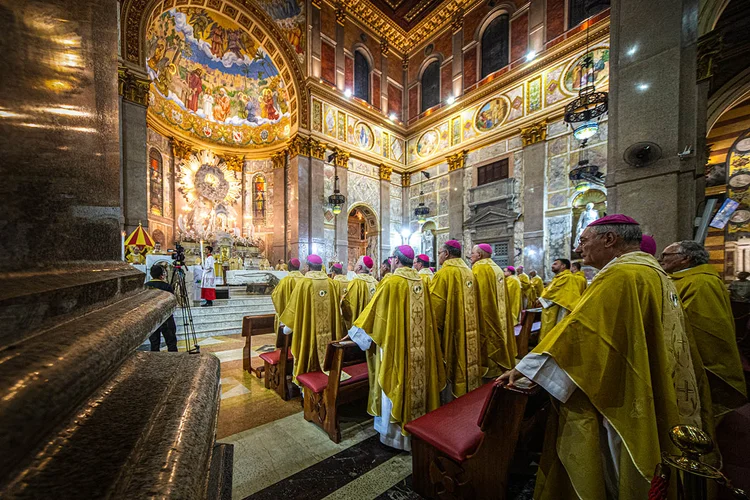 Bispos e cardeais em missa na Basílica de Nossa Senhora de Nazaré, em Belém, durante a COP30 (Leandro Fonseca/Exame)