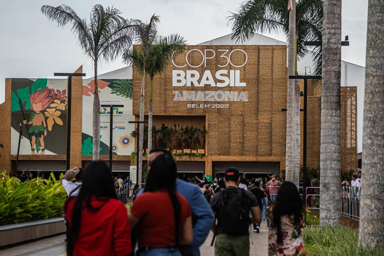 Green Zone da COP30 em Belém: debate destacou paradoxo entre liderança renovável da América Latina e 22 milhões sem acesso à eletricidade na região.  (Leandro Fonseca /Exame)