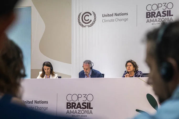 COP30, em Belém: Brasil negocia opções políticas no Mutirão Global enquanto cria estruturas técnicas que impedem fuga de compromissos. (Leandro Fonseca /Exame)