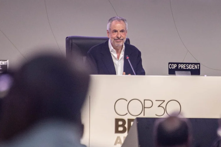 André Corrêa do Lago, presidente da COP30: embaixador enfrenta desafio de aprovar texto que omite combustíveis fósseis e enfrenta oposição de mais de 30 países . (Leandro Fonseca/Exame)
