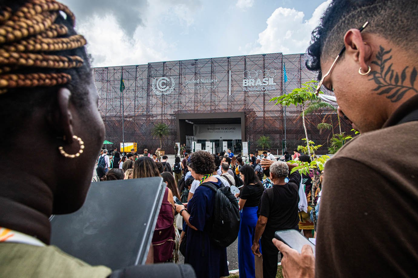 Após incêndio e caos, COP30 reabre Zona Azul, onde ocorrem negociações