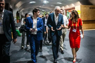 Imagem referente à matéria: Análise: Horas paradas e crise por fósseis ameaçam desfecho da COP30