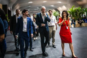 Imagem referente à matéria: Análise: Horas paradas e crise por fósseis ameaçam desfecho da COP30