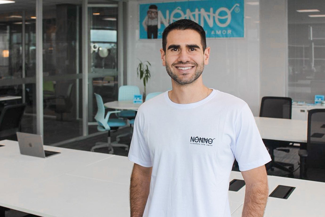 Ele criou startup que já soma 1,5 milhão de horas de cuidados a idosos