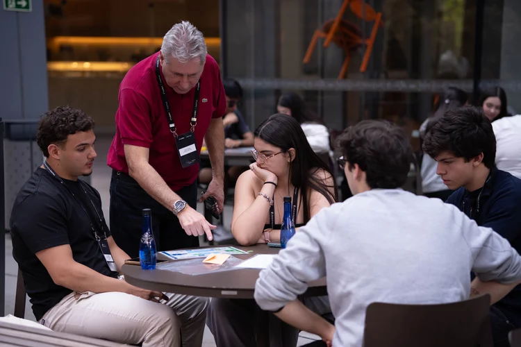 Futuros alunos e famílias conhecem o novo campus da Escola de Negócios Saint Paul no Open Day