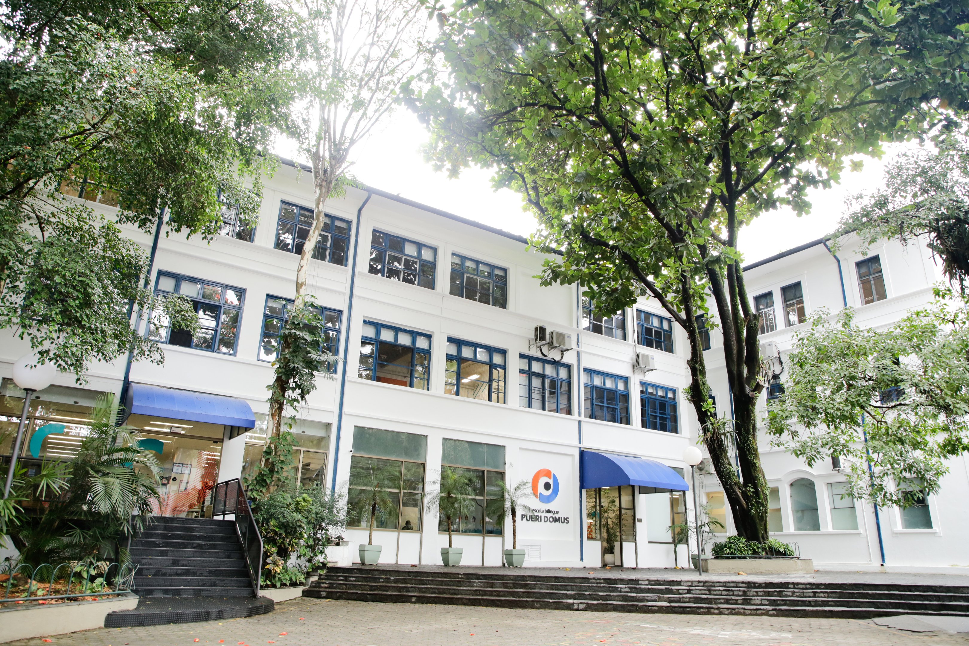 Alunos de escola de elite dão aulas de alfabetização para jovens e adultos de comunidade carente