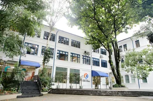 Alunos de escola de elite dão aulas de alfabetização para jovens e adultos de comunidade carente