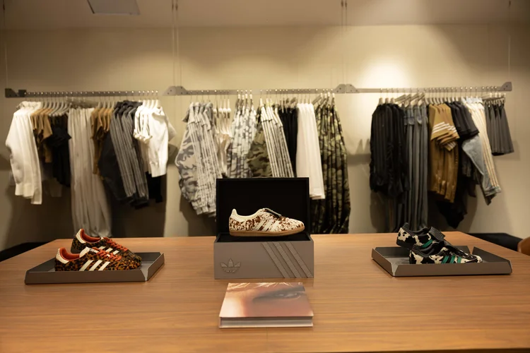 Adidas Originals em São Paulo: espaço oferece customizações com pins, patches, adesivos e artes criadas especialmente para a loja (@h.agst/Divulgação)