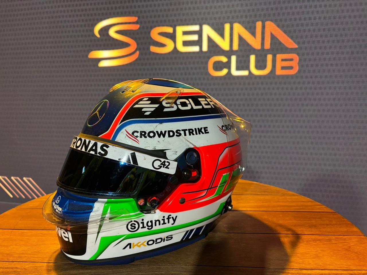 Kimi Antonelli presenteia família Senna com seu capacete no GP