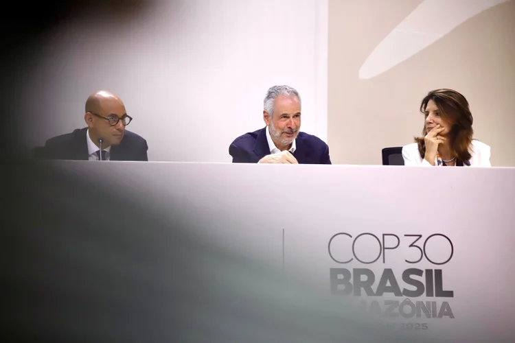 André Corrêa do Lago, Ana Toni e Simon Stiell durante coletiva de imprensa após aprovação da agenda da COP30 no primeiro dia da conferência. (Leandro Fonseca/Exame)