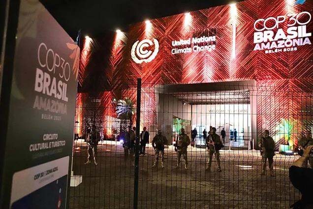 Imagem referente à notícia: Entrada da COP é fechada após tentativa de invasão por manifestantes