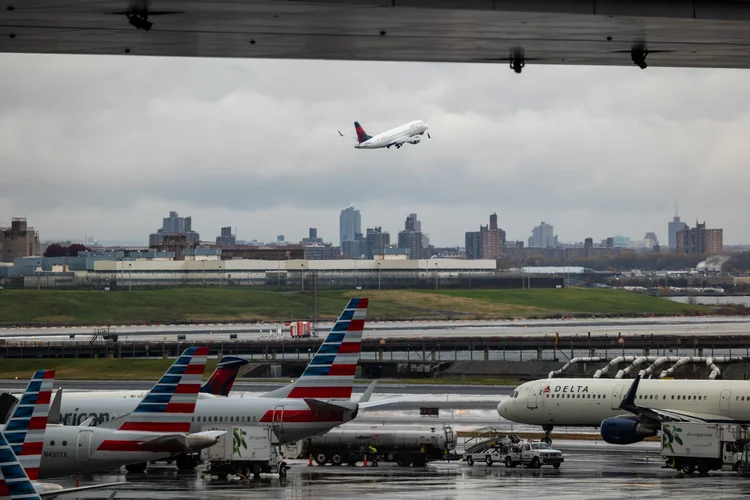Aeroporto de LaGuardia, em Nova York: as operações voltam ao normal a partir das 6h desta segunda-feira, 17 (Spencer Platt/Getty Images)