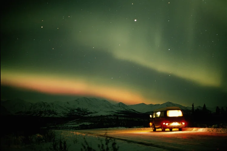 Aurora boreal: luzes coloridas tomam o céu do hemisfério norte durante a tempestade solar (Johnny Johnson/Getty Images)