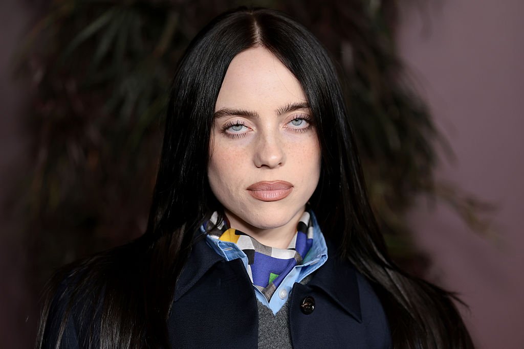 'Patético': por que Billie Eilish criticou o homem mais rico do mundo