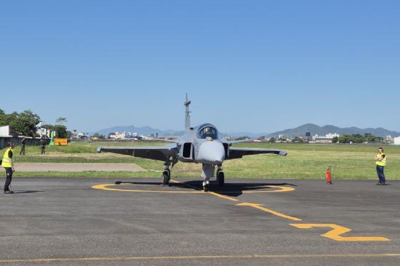 Novo caça Gripen FAB 4111 realiza 1º voo no Brasil