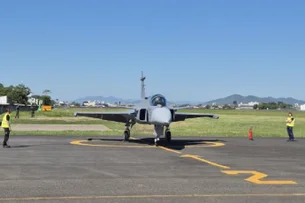 Novo caça Gripen FAB 4111 realiza 1º voo no Brasil