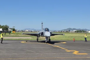 Imagem referente à matéria: Novo caça Gripen FAB 4111 realiza 1º voo no Brasil