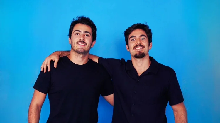 Os irmãos Rafael e Rodrigo Sarkis, fundadores da Cacow: 5 milhões de reais de faturamento em 2024 e planos de crescer 200% em 2025 (Divulgação/Divulgação)