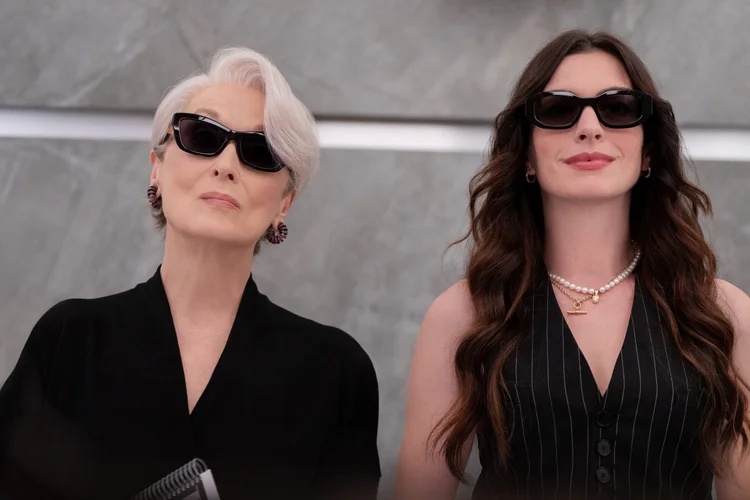 Meryl Streep e Anne Hathaway em 'O Diabo Veste Prada 2': filme tem estreia prevista para o dia 1º de maio de 2026 (The Walt Disney Company/Divulgação)