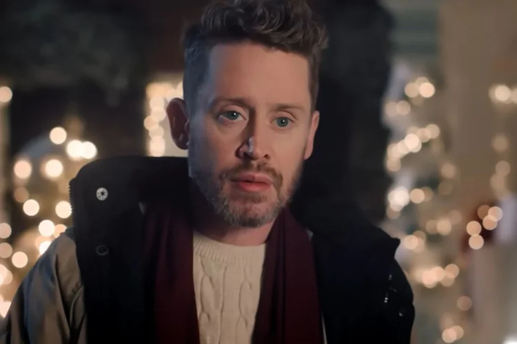 Macaulay Culkin interpreta novamente Kevin McCallister, agora adulto, em campanha da Home Instead que celebra os 35 anos de Esqueceram de Mim e aborda os cuidados com idosos (Reprodução/YouTube)