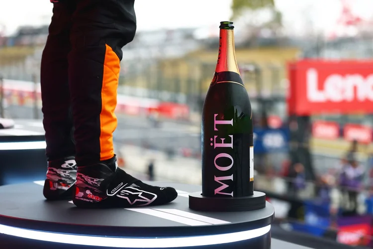 Moët & Chandon celebra as vitórias do GP de São Paulo com o retorno do icônico Jeroboam ao pódio da Fórmula 1, símbolo das grandes conquistas do automobilismo. (Divulgação)