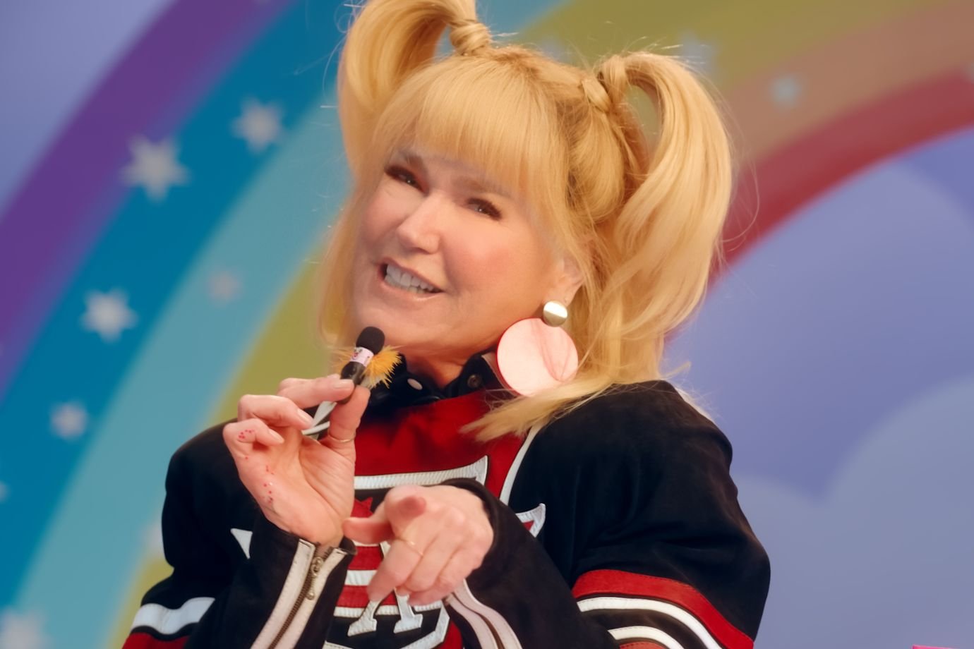 Xuxa 'só para adultinhos' revive clima dos anos 80 em campanha do Canva