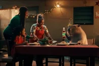 Imagem referente à notícia: Paródia com refrigerante Dolly ironiza campanha de Natal da Coca-Cola