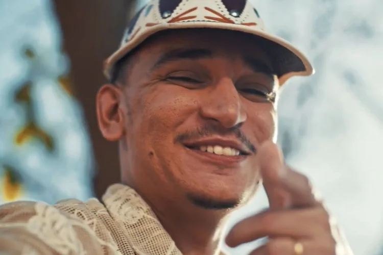 João Gomes durante as filmagens da campanha do Brasil Antenado, em Pernambuco. (Reprodução/YouTube)