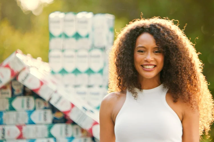 Taís Araujo em cena da nova campanha “Italac tá lá em casa”, que reforça a presença da marca na rotina de consumo das famílias brasileiras (Divulgação)