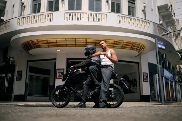 Xamã: rapper protagoniza campanha de Uber Moto que conecta cultura popular e mobilidade urbana em reinterpretação da cantiga 'Se Essa Rua Fosse Minha' (Divulgação)