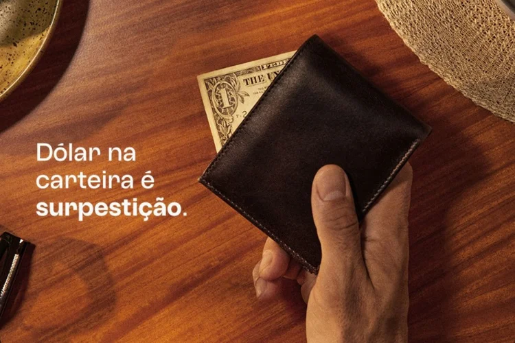 Campanha criada pela agência David para a Nomad usa tradição brasileira de guardar dólar na carteira como ponto de partida para falar sobre planejamento financeiro e aplicações nos EUA (Divulgação)