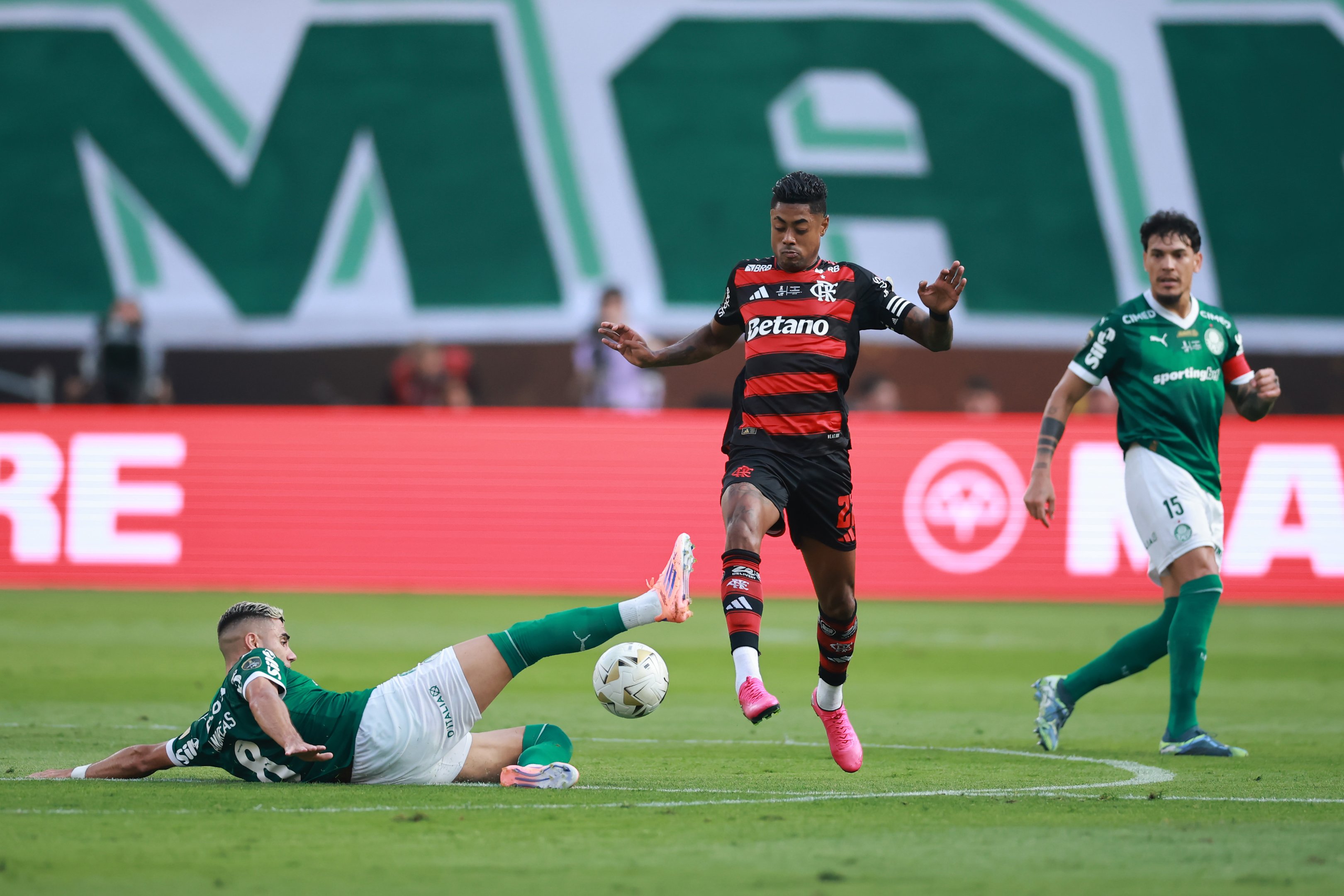 Final da Libertadores: veja os principais lances e cartões do 1º tempo