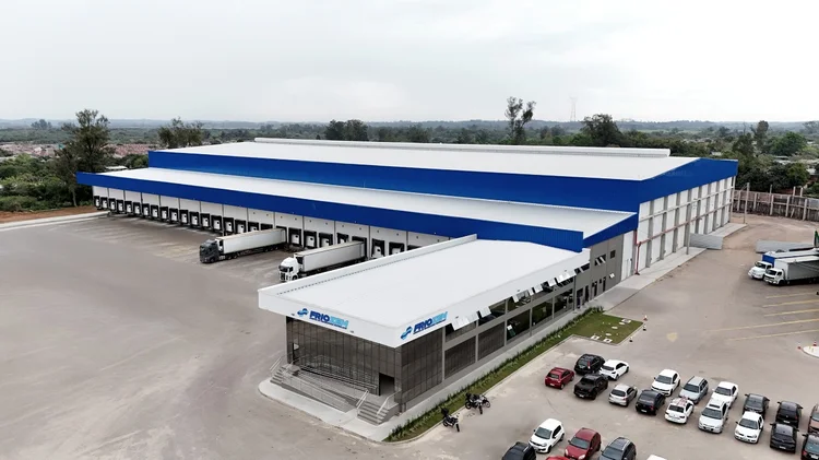 Centro de distribuição da Friozem: nova unidade tem 30 docas, 28.000 posições pallet e sete câmaras frigoríficas reversíveis (Friozem/Divulgação)