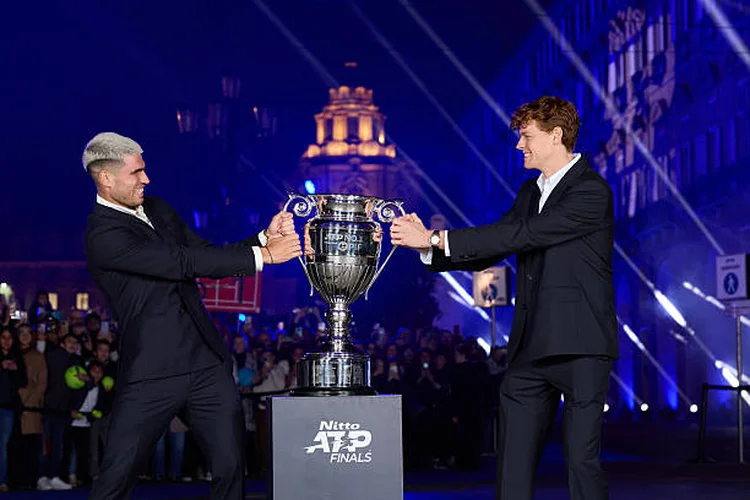 Alcaraz e Sinner com o troféu do ATP Finals: disputa (Clive Brunskill/Getty Images)