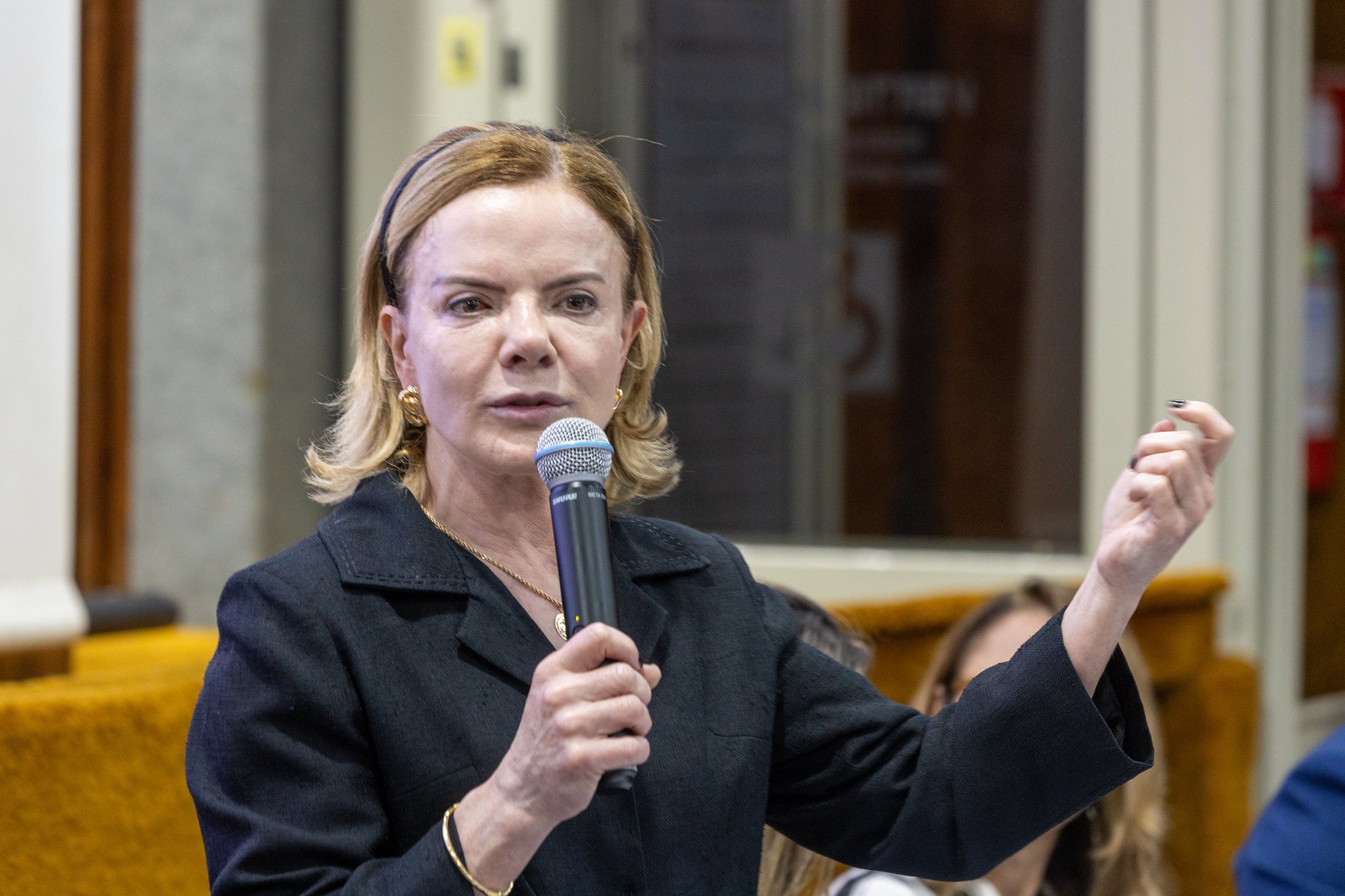 Gleisi promete liberar recursos até segunda após tornado no Paraná