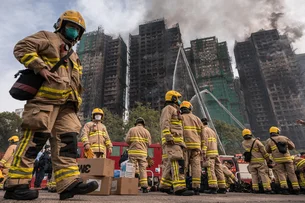 Incêndio em Hong Kong deixa 128 mortos e mais de 100 desaparecidos