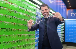De office-boy a CEO: ele fatura R$ 100 milhões vendendo óculos de R$ 50